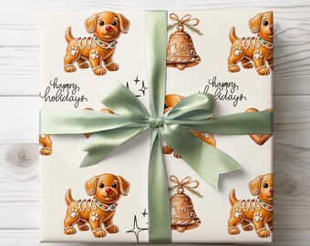 Pode incluir: Presente embrulhado com uma fita de cetim verde claro. O papel de embrulho apresenta um padrão repetido de cachorros de gengibre, sinos e o texto "happy holidays" em escrita preta. O esquema de cores geral é quente e festivo.
