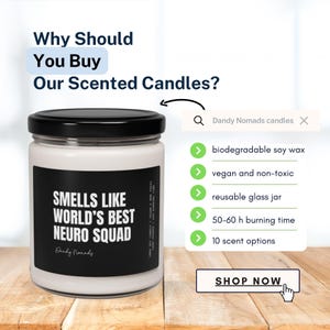 K&ouml;nnte beinhalten: Eine wei&szlig;e Sojawachskerze in einem durchsichtigen Glasgef&auml;&szlig; mit schwarzem Deckel. Die Kerze hat ein schwarzes Etikett mit dem Text "Smells Like World's Best Neuro Squad" und dem Markennamen "Dandy Nomads". Das Bild zeigt auch eine Liste der Eigenschaften der Kerzen, darunter biologisch abbaubares Sojawachs, vegan und ungiftig, wiederverwendbares Glasgef&auml;&szlig;, 50-60 Stunden Brenndauer und 10 Duftvarianten.