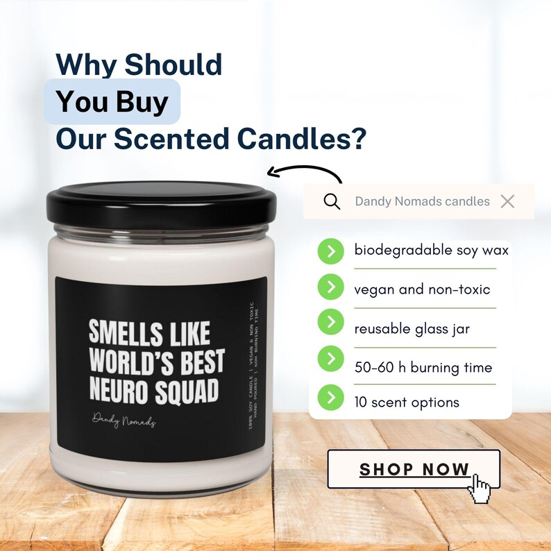 K&ouml;nnte beinhalten: Eine wei&szlig;e Sojawachskerze in einem durchsichtigen Glasgef&auml;&szlig; mit schwarzem Deckel. Die Kerze hat ein schwarzes Etikett mit dem Text "Smells Like World's Best Neuro Squad" und dem Markennamen "Dandy Nomads". Das Bild zeigt auch eine Liste der Eigenschaften der Kerzen, darunter biologisch abbaubares Sojawachs, vegan und ungiftig, wiederverwendbares Glasgef&auml;&szlig;, 50-60 Stunden Brenndauer und 10 Duftvarianten.