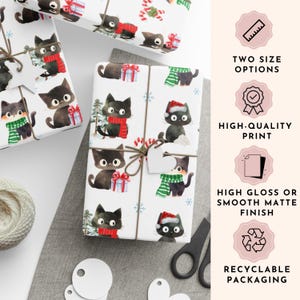 Puede incluir: Papel de regalo navide&ntilde;o con un patr&oacute;n repetido de gatos negros con bufandas y gorros de Pap&aacute; Noel, con copos de nieve y cajas de regalo sobre un fondo blanco. La imagen tambi&eacute;n muestra el texto "TWO SIZE OPTIONS", "HIGH-QUALITY PRINT", "HIGH GLOSS OR SMOOTH MATTE FINISH" y "RECYCLABLE PACKAGING".