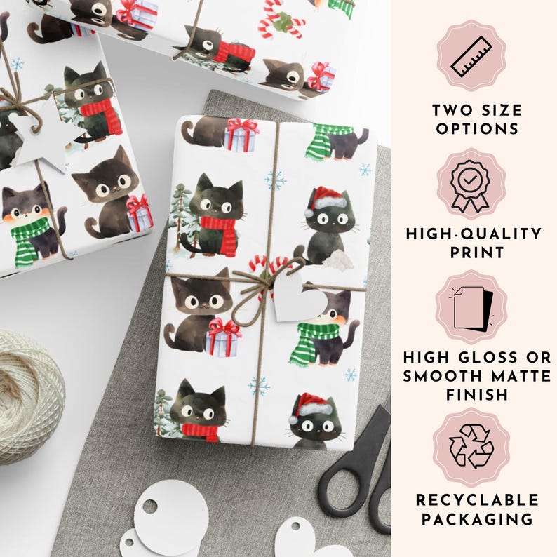 Puede incluir: Papel de regalo navide&ntilde;o con un patr&oacute;n repetido de gatos negros con bufandas y gorros de Pap&aacute; Noel, con copos de nieve y cajas de regalo sobre un fondo blanco. La imagen tambi&eacute;n muestra el texto "TWO SIZE OPTIONS", "HIGH-QUALITY PRINT", "HIGH GLOSS OR SMOOTH MATTE FINISH" y "RECYCLABLE PACKAGING".