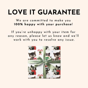 Puede incluir: Un regalo envuelto con una cinta verde. El papel de regalo presenta un patr&oacute;n de gatos negros con accesorios de invierno y bastones de caramelo sobre un fondo blanco. El texto en la parte superior dice "LOVE IT GUARANTEE".