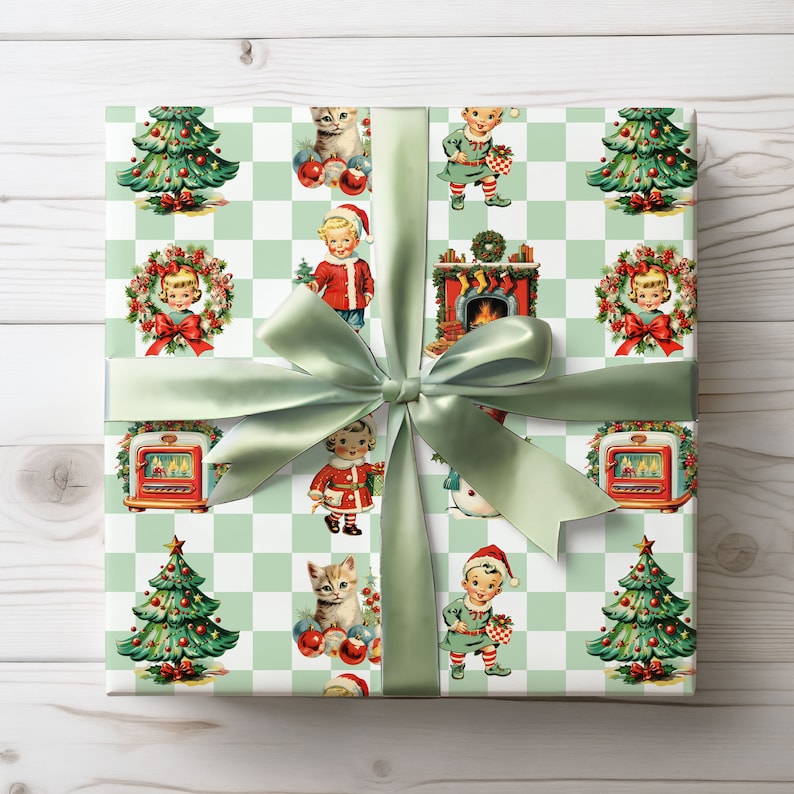 Puede incluir: Un regalo envuelto con una cinta de sat&eacute;n verde. El papel de regalo presenta un patr&oacute;n repetido de ilustraciones navide&ntilde;as sobre un fondo a cuadros. Las ilustraciones incluyen &aacute;rboles de Navidad, ni&ntilde;os, coronas, una chimenea y un gato.