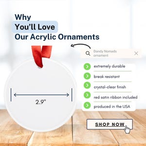 Pu&ograve; includere: Un ornamento rotondo in acrilico bianco con un nastro di raso rosso, che misura 2,9 pollici di diametro. Il testo sull'immagine include Why You'll Love Our Acrylic Ornaments, Dandy Nomads ornament, extremely durable, break resistant, crystal-clear finish, red satin ribbon included, produced in the USA e SHOP NOW.