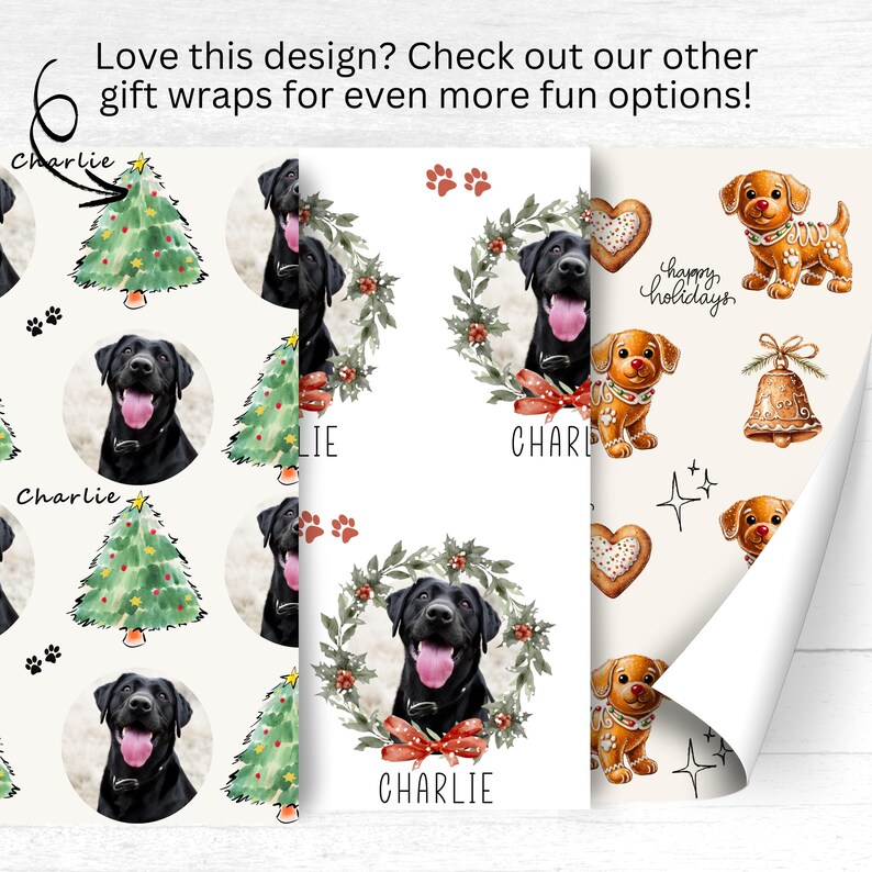 Pode incluir: Papel de embrulho com um Labrador Retriever preto, &aacute;rvores de Natal, grinaldas e desenhos de cachorros. O papel inclui o nome "Charlie" e o texto "Happy Holidays".