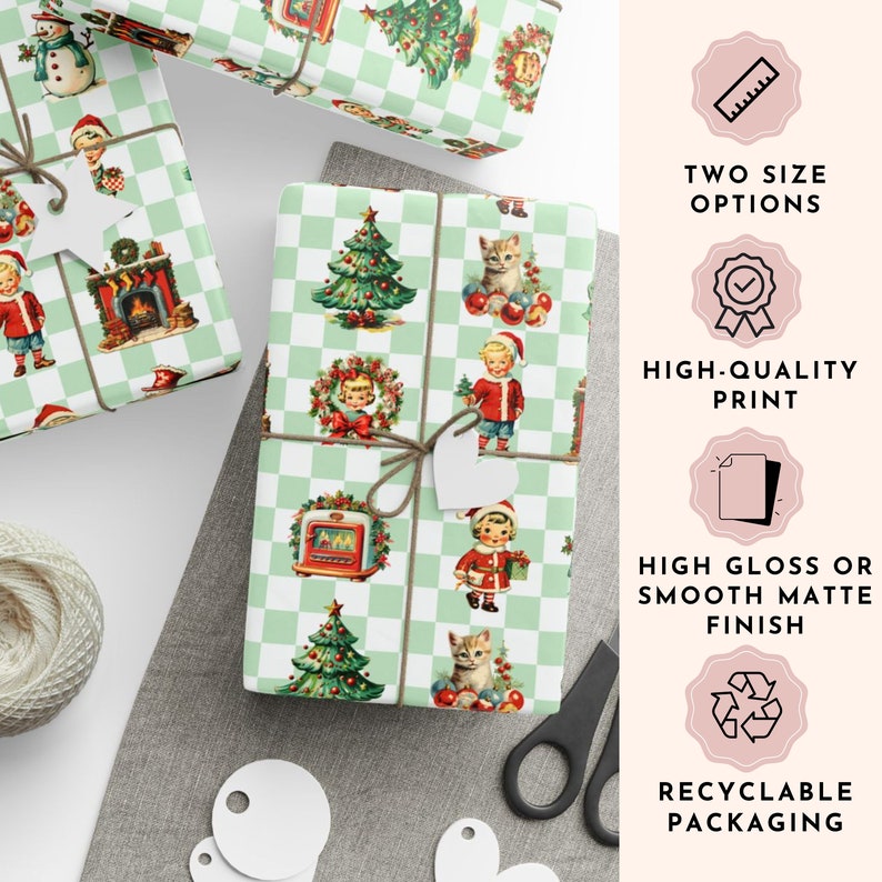 Puede incluir: Papel de regalo con tem&aacute;tica navide&ntilde;a con un patr&oacute;n de cuadros verdes y blancos. El papel presenta ilustraciones vintage de &aacute;rboles de Navidad, ni&ntilde;os, gatitos y otros elementos festivos. El texto de la imagen dice "TWO SIZE OPTIONS", "HIGH-QUALITY PRINT", "HIGH GLOSS OR SMOOTH MATTE FINISH" y "RECYCLABLE PACKAGING".