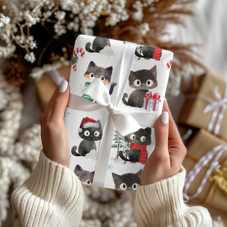 Puede incluir: Un regalo envuelto con un lazo blanco, envuelto en papel impreso con un patr&oacute;n repetido de gatos negros con ropa de invierno. Los gatos llevan bufandas y gorros de Pap&aacute; Noel, y sostienen regalos. El fondo incluye &aacute;rboles de Navidad y bastones de caramelo.