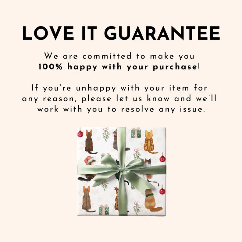 K&ouml;nnte beinhalten: Ein Geschenk, verpackt in Papier mit einem Muster von Katzen mit festlichen Accessoires. Es ist mit einem salbeigr&uuml;nen Band gebunden. Der Text "LOVE IT GUARANTEE" steht oben, mit einer Kundenzufriedenheitsgarantie.