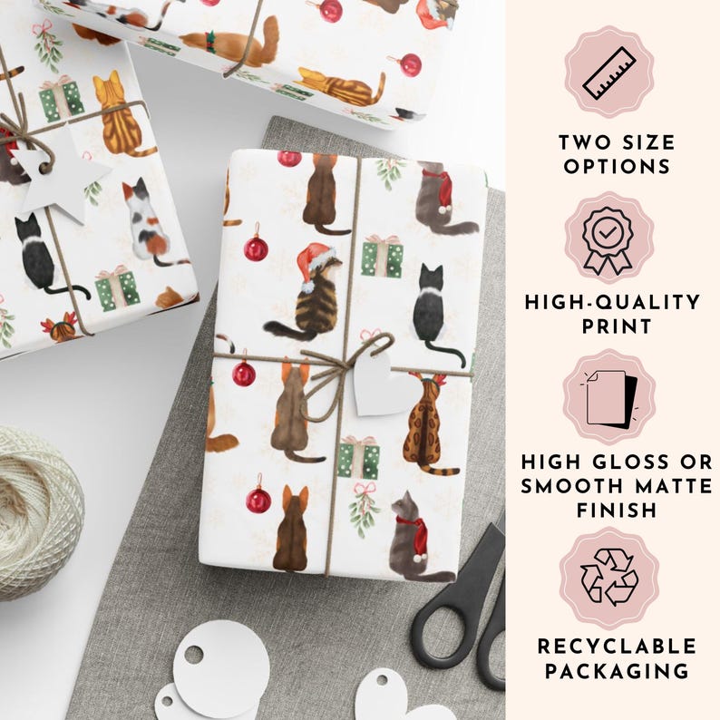 K&ouml;nnte beinhalten: Verpackte Geschenke mit Geschenkpapier zum Thema Katze. Das Papier zeigt Aquarellillustrationen von Katzen, Weihnachtsschmuck und Geschenkboxen. Die Geschenke sind mit Bindfaden und einem leeren Anh&auml;nger gebunden. Der Text sagt "TWO SIZE OPTIONS", "HIGH-QUALITY PRINT", "HIGH GLOSS OR SMOOTH MATTE FINISH" und "RECYCLABLE PACKAGING".