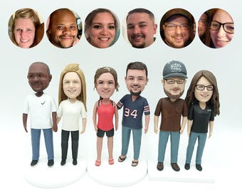 Puede incluir: Un conjunto de ocho figuritas personalizadas, cada una con un peinado, ropa y rasgos faciales únicos. Las figuritas están de pie sobre bases individuales y están dispuestas en fila.