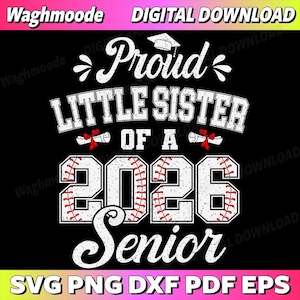 Könnte beinhalten: Digitaler Download-Grafik mit dem Text "Proud Little Sister of a 2026 Senior". Die Zahlen sind wie Basebälle gestaltet. Das Design beinhaltet eine Abschlusskappe und Schriftrollen, alles in Weiß auf schwarzem Hintergrund.