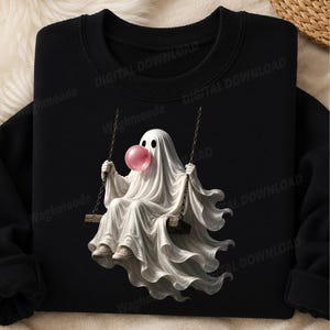 Könnte beinhalten: Ein schwarzes Sweatshirt mit Rundhalsausschnitt und einer Grafik eines weißen Geistes, der auf einer Holzschaukel sitzt. Der Geist hat zwei schwarze Augen und bläst eine große rosa Kaugummiblase. Er trägt weiße Turnschuhe und fließenden Stoff.