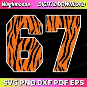 Könnte beinhalten: Digitaler Download-Grafik mit der Nummer 67 in orangefarbenen Tigerstreifen mit weißem Umriss auf schwarzem Hintergrund. Der Text "Waghmoode DIGITAL DOWNLOAD" und Dateitypoptionen: SVG PNG DXF PDF EPS sind enthalten.
