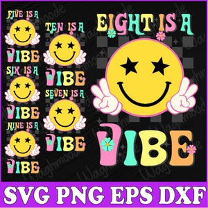 Op de afbeelding: Een digitaal ontwerp in retrostijl met een gele smiley met sterogen en vredestekens. Het ontwerp bevat de woorden "EIGHT IS A VIBE" en andere zinnen zoals "FIVE IS A VIBE" in een groovy lettertype. De tekst onderaan luidt "SVG PNG EPS DXF".
