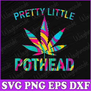 Könnte beinhalten: Ein farbenfrohes Grafikdesign mit einem psychedelischen Marihuanablatt und dem Text "Pretty Little Pothead" in einer Regenbogen-Swirl-Schrift.