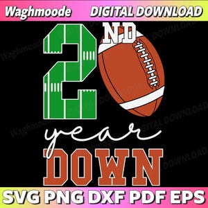 Puede incluir: Un diseño digital con fondo negro que presenta un número 2 verde con líneas de campo de fútbol, un balón de fútbol marrón y las palabras "20 year down" en blanco y naranja. El diseño también incluye el texto "SVG PNG DXF PDF EPS".