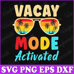 Puede incluir: Un diseño gráfico en blanco y negro con el texto "VACAY MODE ACTIVATED" en letras de colores. El gráfico presenta un par de gafas de sol con una palmera y una escena de playa dentro de las lentes.