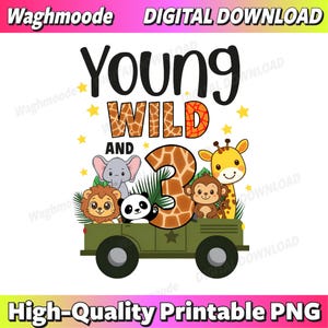 Op de afbeelding: Een digitale download graphic met de tekst "Young Wild and 3" met een safarithema. Het ontwerp bevat een groene jeep met cartoon dieren, sterren en het nummer 3 in een giraffenpatroon. De woorden "Digital Download" en "High-Quality Printable PNG" zijn ook aanwezig.