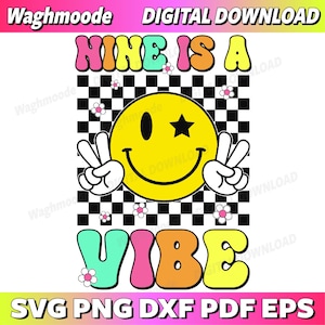Könnte beinhalten: Digitaler Download-Grafik mit dem Text "NINE IS A VIBE" in bunten Buchstaben. Ein gelbes Smiley-Gesicht mit einem Sternauge und Peace-Zeichen-Händen befindet sich in der Mitte, vor einem schwarz-weiß karierten Hintergrund. Die Grafik enthält auch den Text "SVG PNG DXF PDF EPS".