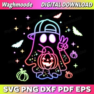 Könnte beinhalten: Ein Halloween-Design im Neon-Stil mit einem Geist, der eine Kappe trägt und einen Kürbis hält. Der Geist zeigt mit seiner Hand das Friedenszeichen. Das Design enthält Fledermäuse, Sterne und Kürbisse auf schwarzem Hintergrund. Der Text oben lautet "DIGITALER DOWNLOAD".