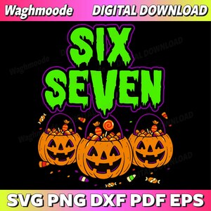 Könnte beinhalten: Ein digitaler Download-Grafik mit den Worten "SIX SEVEN" in tropfenden grünen Buchstaben, über drei orangefarbenen Kürbissen, die mit Süßigkeiten gefüllt sind. Das Bild befindet sich auf einem schwarzen Hintergrund mit dem Text "SVG PNG DXF PDF EPS".
