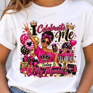 Puede incluir: Una camiseta blanca con un gráfico de una persona con un top rosa de hombros descubiertos, una corona y gafas de sol. El diseño incluye globos, cajas de regalo, un pastel y el texto "I Celebrate Me" y "Today Is My Moment" en rosa y negro.
