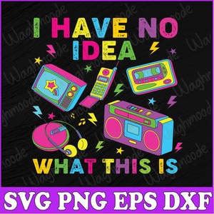 Puede incluir: Un diseño gráfico retro con el texto "I HAVE NO IDEA WHAT THIS IS" en colores brillantes. El diseño presenta un televisor vintage, un reproductor de casetes, una radiograbadora, un teléfono móvil y un reproductor de CD.
