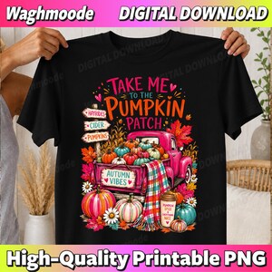 Könnte beinhalten: Ein schwarzes T-Shirt mit einer Grafik eines rosafarbenen Pick-ups, gefüllt mit Kürbissen, Herbstblättern und einer karierten Decke. Der Text lautet "Take Me To The Pumpkin Patch," "Hayrides," "Cider," "Pumpkins," "Autumn Vibes," und "Pumpkin Spice & Nice."