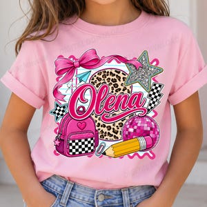 Nome personalizado com inicial de leopardo em PNG, PNG de menina voltando às aulas, PNG de mochila lápis com laço estilo coquete, presente personalizado para estudante