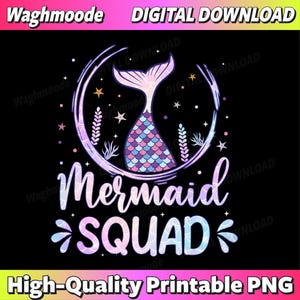 Puede incluir: Gráfico de descarga digital con una cola de sirena dentro de un círculo y las palabras "Mermaid Squad" en degradado. El diseño incluye estrellas y elementos de plantas acuáticas, sobre un fondo negro.