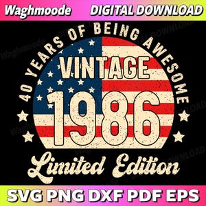 Könnte beinhalten: Ein digitaler Download-Grafik mit Vintage-Design. Das Design zeigt den Text "40 YEARS OF BEING AWESOME" in einem halbkreisförmigen Bogen um ein zentrales Bild der amerikanischen Flagge. Das Jahr "1986" ist prominent dargestellt, darunter "Limited Edition".