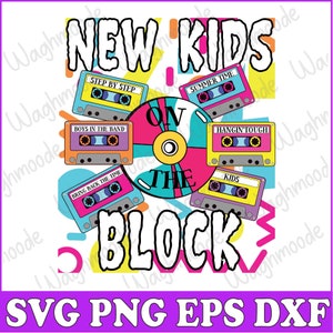 Könnte beinhalten: Ein farbenfrohes Grafikdesign mit dem Text "New Kids On The Block" im Retro-Stil der 80er Jahre. Das Design zeigt Kassetten mit verschiedenen Bandnamen, darunter "Step By Step", "Summer Time", "Boys In The Band", "Hangin Tough" und "Bring Back The Time".