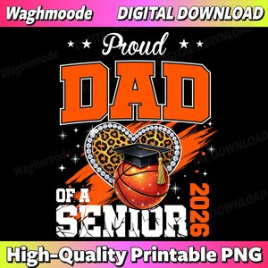 Könnte beinhalten: Ein digitales Download-Design mit dem Text "Proud DAD of a SENIOR 2026". Das Design beinhaltet einen Basketball mit Abschlusskappe, ein Herz mit Leopardenmuster und Sterne in Orange, Schwarz und Weiß.