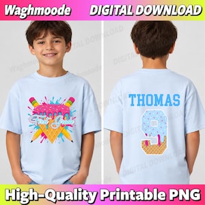 Könnte beinhalten: Ein hellblaues T-Shirt mit einer Vordergrafik einer schmelzenden Eiswaffel mit Streuseln und zwei gekreuzten Stiften mit dem Text First Grade. Die Rückseite zeigt den Namen Thomas über der Zahl 9 im Stil einer schmelzenden Eiswaffel.
