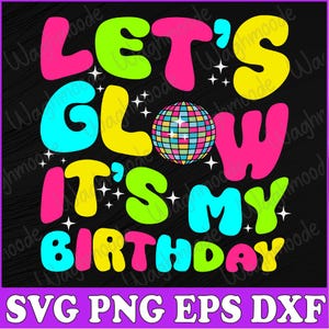 Puede incluir: Texto "Let's Glow It's My Birthday" en fuente retro de colores con un gráfico de bola de discoteca. Este diseño es perfecto para una invitación de fiesta de cumpleaños o una camiseta.