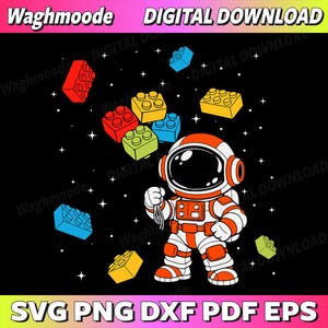 Könnte beinhalten: Ein Cartoon-Astronaut in einem orange-weißem Raumanzug, umgeben von bunten Spielzeugbausteinen auf schwarzem Hintergrund. Das Bild enthält den Text "DIGITALER DOWNLOAD" und "SVG PNG DXF PDF EPS".