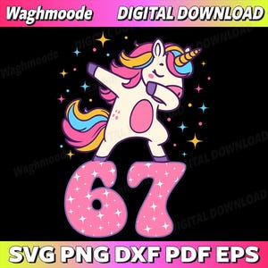 Könnte beinhalten: Digitaler Download-Grafik mit einem Cartoon-Einhorn, das auf der Zahl 67 dabbt. Das Einhorn hat einen rosa Körper, eine bunte Mähne und ein goldenes Horn. Die Zahl 67 ist rosa mit weißen Sternen. Der Text "DIGITAL DOWNLOAD" und "SVG PNG DXF PDF EPS" ist enthalten.