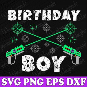 Puede incluir: Un diseño de cumpleaños negro y verde con el texto "Birthday Boy" y un gráfico de pistola de laser tag.