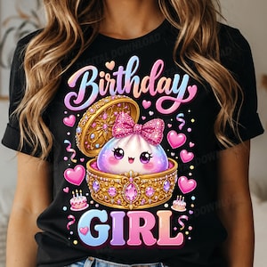 Puede incluir: Una camiseta negra con un gráfico de un personaje redondo, morado y blanco, con un lazo rosa brillante, sentado dentro de un joyero dorado ornamentado. El texto dice Birthday Girl, rodeado de corazones rosas, confeti y pasteles pequeños.