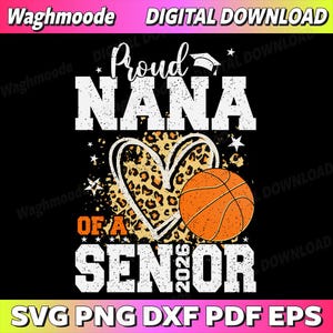 Könnte beinhalten: Schwarze digitale Download-Grafik mit dem Text "Proud Nana of a Senior 2026". Das Design umfasst einen Basketball, ein Herz mit Leopardenmuster und Sterne. Die Worte "DIGITAL DOWNLOAD" stehen oben.