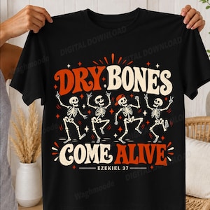 Könnte beinhalten: Ein schwarzes T-Shirt mit einer Grafik von vier tanzenden Skeletten. Der Text lautet "DRY BONES COME ALIVE" in Orange und Creme, darunter "EZEKIEL 37". Die Skelette sind weiß mit schwarzen Umrissen, eines trägt eine rote Baseballkappe.