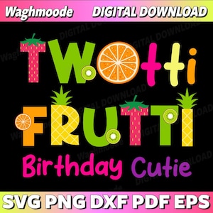 Puede incluir: Gráfico de descarga digital con las palabras "TWOtti FRUTTI Birthday Cutie" en letras coloridas con temática de frutas. El diseño incluye imágenes de fresas, naranjas, kiwis y piñas sobre un fondo negro.