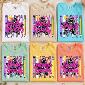 Könnte beinhalten: Sechs T-Shirts in Weiß, Beige, Hellblau, Mintgrün, Gelb und Orange. Jedes zeigt eine Grafik eines schwarz-weiß gesprenkelten Sterns, Schulmaterialien wie Stifte und Scheren sowie Text, der die Klassenstufen von Pre-K bis zur vierten Klasse angibt.