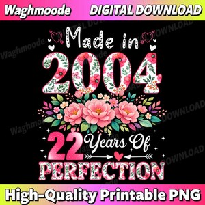 Könnte beinhalten: Ein digitaler Download-Grafik mit dem Text "Made in 2004" und "22 Years Of Perfection". Die Zahlen sind mit floralen Mustern verziert und von rosa Blumen und Blättern umgeben. Der Hintergrund ist schwarz.