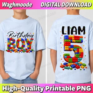 Puede incluir: Una camiseta azul claro con un diseño gráfico de bloques de construcción coloridos. El frente muestra el texto "Birthday BOY" en letras negras. La parte posterior muestra el nombre "LIAM" sobre un número "5" grande hecho de bloques.