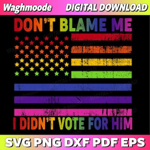 Op de afbeelding: Een digitale download met een ontwerp van de Amerikaanse vlag in regenboogkleuren. De tekst luidt "DON'T BLAME ME, I DIDN'T VOTE FOR HIM." Het ontwerp bevat de bestandstypen: SVG, PNG, DXF, PDF en EPS.