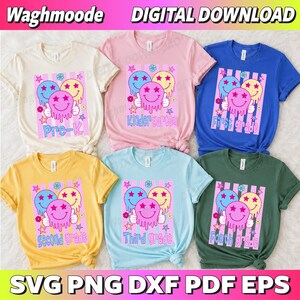 Könnte beinhalten: Sechs kurzärmelige T-Shirts in Creme, Pink, Blau, Gelb, Hellblau und Dunkelgrün. Jedes Shirt zeigt eine Grafik aus drei schmelzenden Smileys mit Sternen und Blumen sowie den Text Pre-K, Kindergarten, First, Second, Third und Fourth grade.
