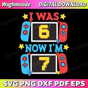 Könnte beinhalten: Eine digitale Download-Grafik mit dem Text "I WAS 6, NOW I'M 7" in Rot und Blau, mit gelben Sternen und Gamecontroller-Grafiken. Der untere Teil des Bildes enthält "SVG PNG DXF PDF EPS".