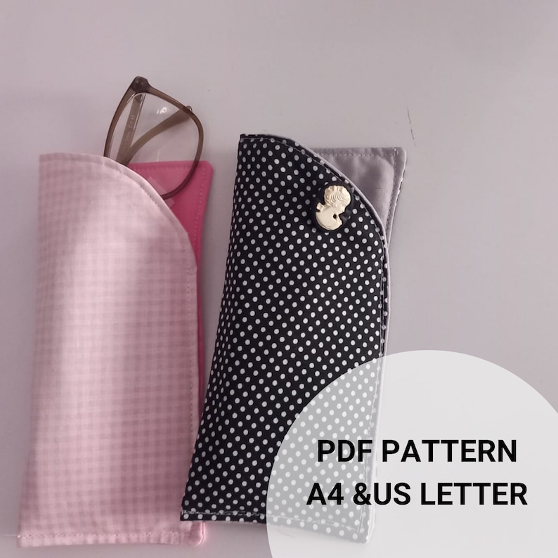 Pu&ograve; includere: Due custodie per occhiali fai-da-te, una rosa con motivo gingham e una nera con pois bianchi. Le custodie sono realizzate in tessuto e hanno una patta curva. Il testo "PDF PATTERN A4 & US LETTER" &egrave; visibile nell'immagine.