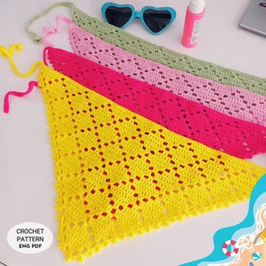 Peut inclure: Gros plan sur quatre hauts triangulaires crochetés jaunes, rose vif, rose clair et verts. Les hauts présentent un motif ajouré et sont disposés en diagonale. Des lunettes de soleil bleues en forme de cœur et un flacon rose sont en arrière-plan. Le texte "CROCHET PATTERN ENG PDF" est visible.